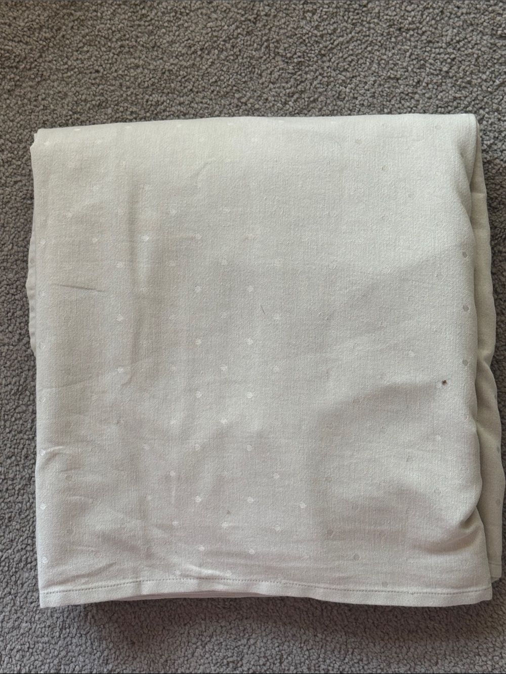 Kate Spade New York Larabee Dot Tablecloth in Light Gray!